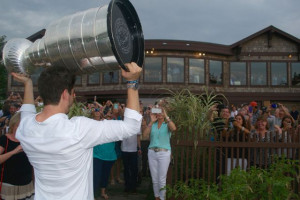 8.Trevor van Riemsdyk holding up the Stanley Cup in front of crowd at the Salt Creek Grille. Photo: Jaclyn Shugard