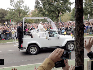 Pope Francis greeted the crowd at Philadelphia’s Independence Mall from his famous Popemobile. Photo: SIster Dianna Higgins