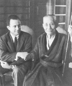 Bart D’Elia and Kokichi Mikimoto conclude their transaction at Toba, Japan with a handshake in 1948.