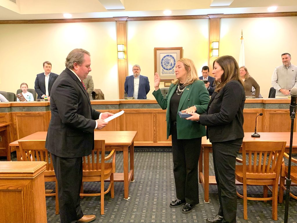 Kim Eulner was administered the oath of office by outgoing Shrewsbury mayor Erik Anderson. Eulner was accompanied by her sister Mimi Cahill. Courtesy Kim Eulner