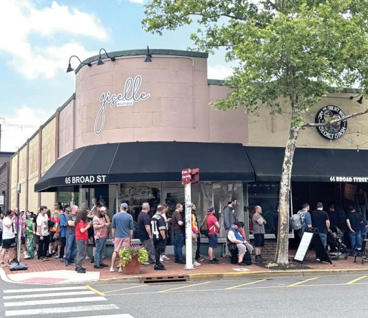 Fans Pack Comics Store for Kevin Smith and Marvel Debut of ‘Jay and Silent Bob’